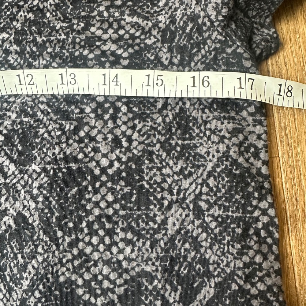 Athleta Snake‎ Print Short Sleeve T Shirt Top Women's Medium Gray Black - Picture 4 of 7